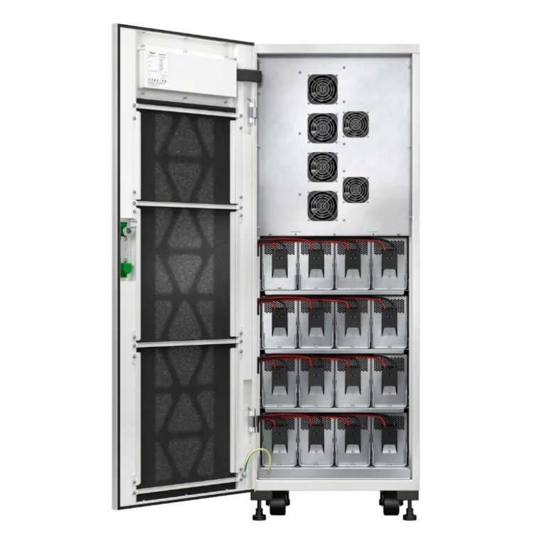 APC Easy UPS 3S 30kVA - Vue intérieure batteries installées APC Easy UPS 3S 30kVA E3SUPS30KHB1, intérieur porte ouverte, batteries installées sur 2 colonnes, ventilateurs en haut