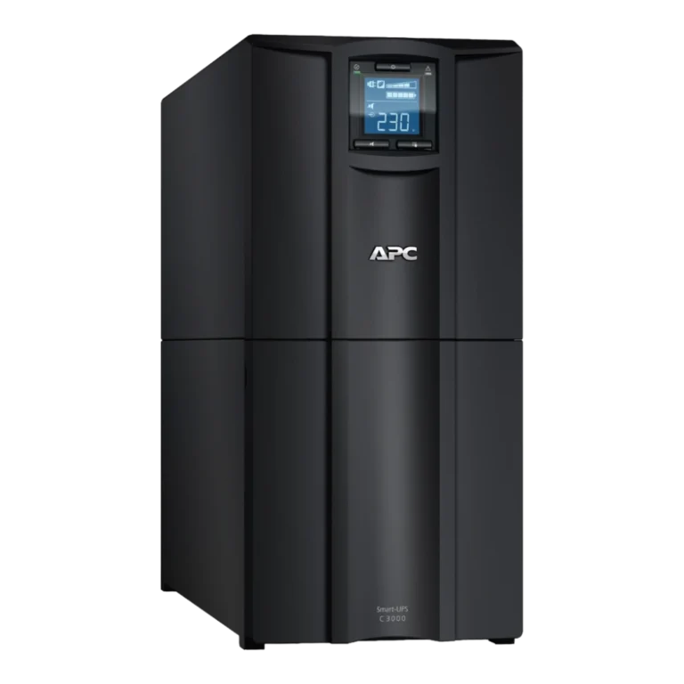 APC Smart-UPS C 3000VA - Vue 3/4 avant gauche APC Smart-UPS C 3000VA SMC3000I tour noire, vue 3/4 avant gauche, écran LCD bleu affichant 230V, logo APC, deux modules empilés (électronique haut + batteries bas)