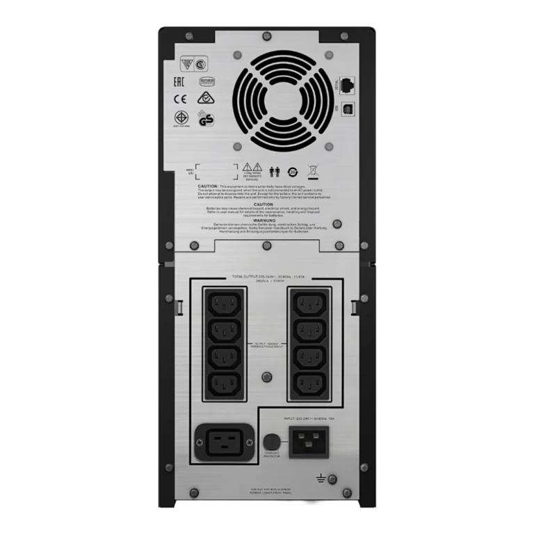 APC Smart-UPS C 3000VA - Vue arrière connexions APC Smart-UPS C 3000VA SMC3000I, panneau arrière: ventilateur de refroidissement, 8 prises IEC C13 sortie en 2 groupes, entrée IEC C20 16A, bypass IEC C14, port série, USB