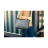 Lenovo 15.6 Laptop Casual Toploader T210-7 Sacoche Lenovo T210 portée en bandoulière par un professionnel