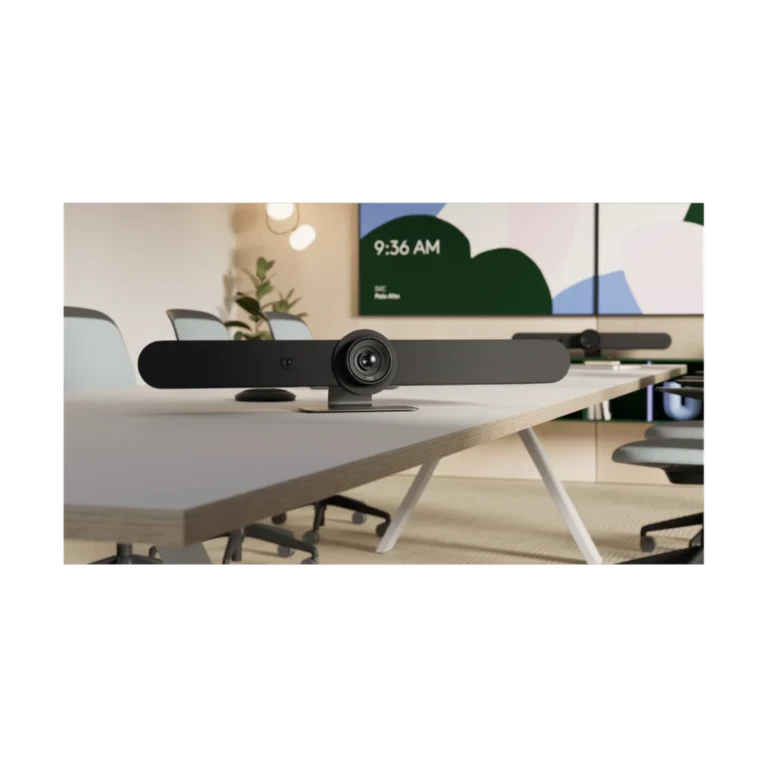 Logitech Rally Bar installée sous un écran de salle de réunion professionnelle